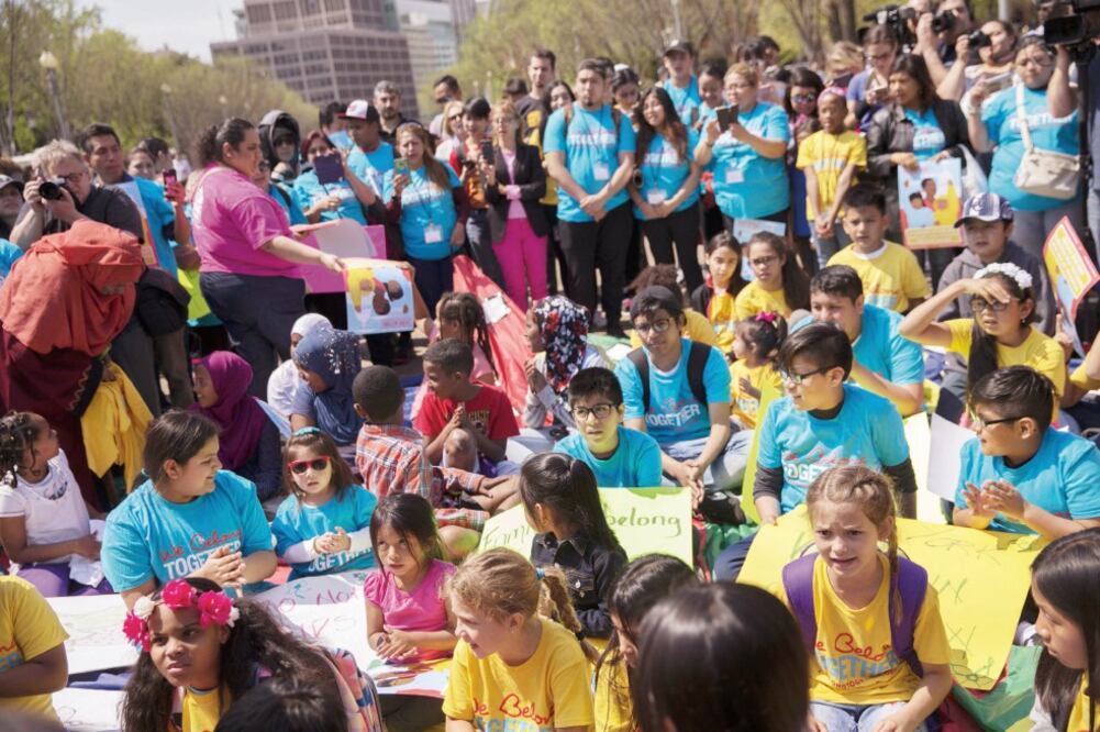 Niños y jóvenes durante la protesta de ayer ante la Casa Blanca, en Washington, para exigir al presidente de EU respetar los derechos de los inmigrantes (SHAWN THEW. EFE)