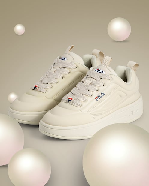 Neutral y elegante, perfecto para looks cotidianos y minimalistas. Foto: Fila