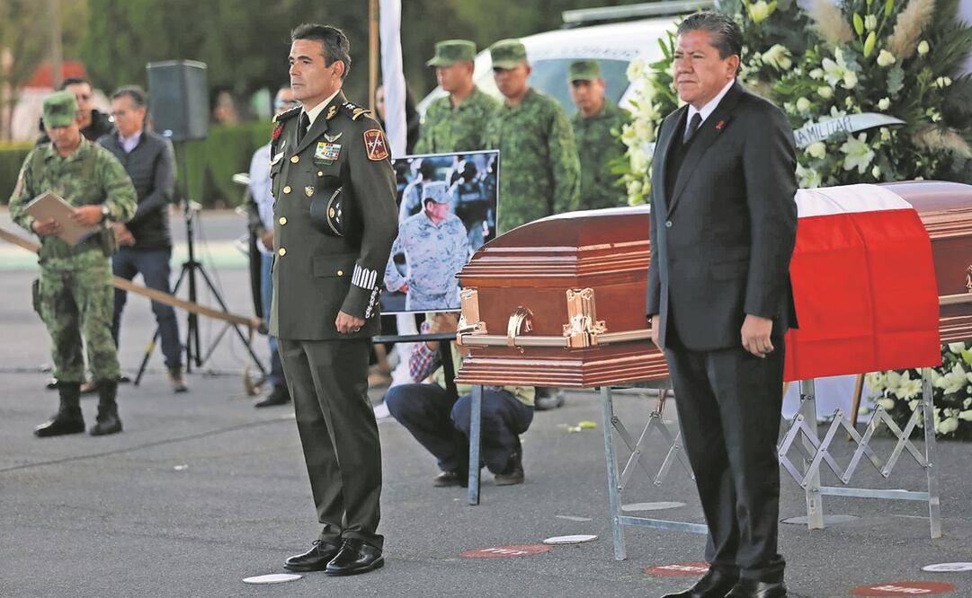 El gobernador David Monreal (der.) montó una guardia de honor junto al féretro del general José Silvestre Urzúa, y dio sus condolencias a la familia.