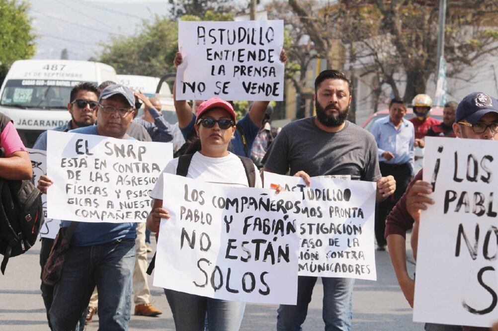 Alrededor de 60 reporteros marcharon del centro hacia el Palacio de Gobierno para pedir al gobernador respeto al ejercicio periodístico (FOTOS: ESPECIAL)