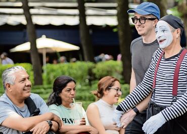 Niños y adultos disfrutan de un día de asueto en Coyoacán