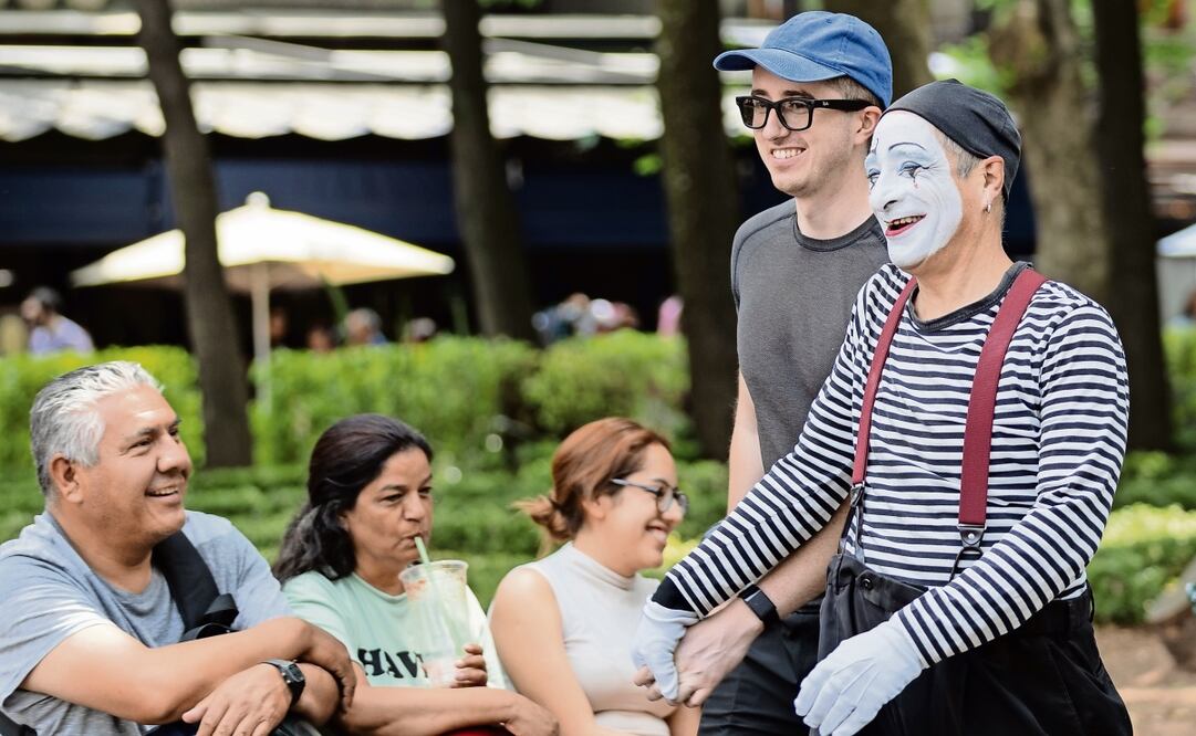 En Coyoacán, cientos de personas se divirtieron con un mimo. Foto: Hugo Salvador / EL UNIVERSAL