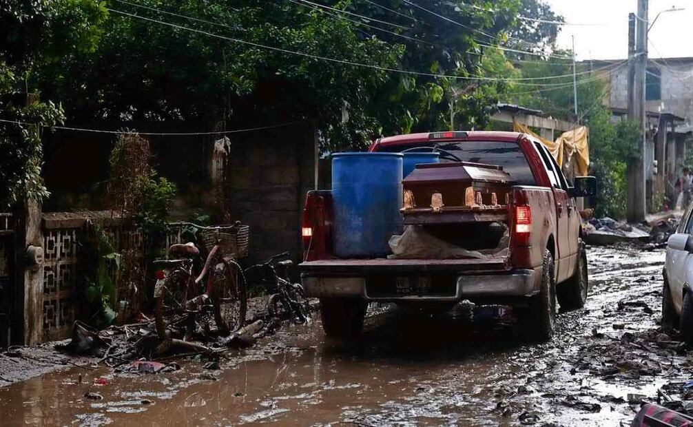 Una funeraria llegó con el féretro, pero no se pudo llevar el cuerpo para prepararlo para su funeral. Foto: Diego Simón Sánchez / EL UNIVERSAL
