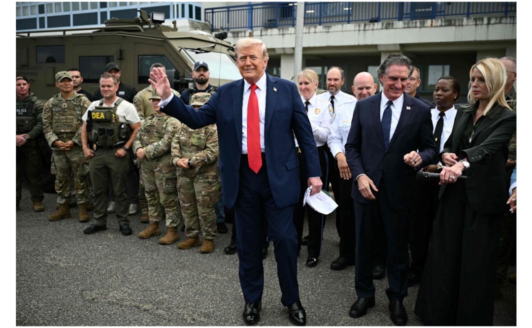 El presidente de Estados Unidos, Donald Trump; el secretario del Interior, Doug Burgum (segundo por la derecha), y la fiscal general, Pam Bondi (derecha). Foto: Mandel NGAN / AFP