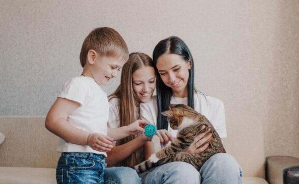 Los gatos ofrecen múltiples beneficios para la salud física y emocional de los niños. Fuente: Freepik