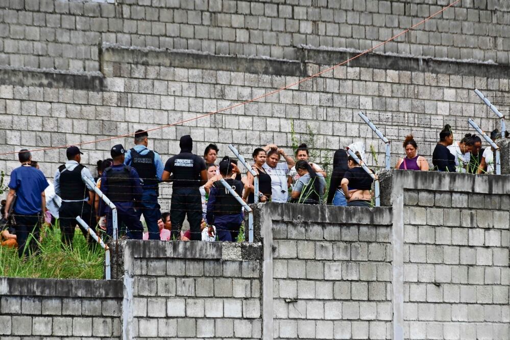 La presidenta de Honduras, Xiomara Castro, destituyó anoche al ministro de Seguridad, Ramón Sabillón, tras la muerte de 46 mujeres en una cárcel cercana a Tegucigalpa, la capital del país.