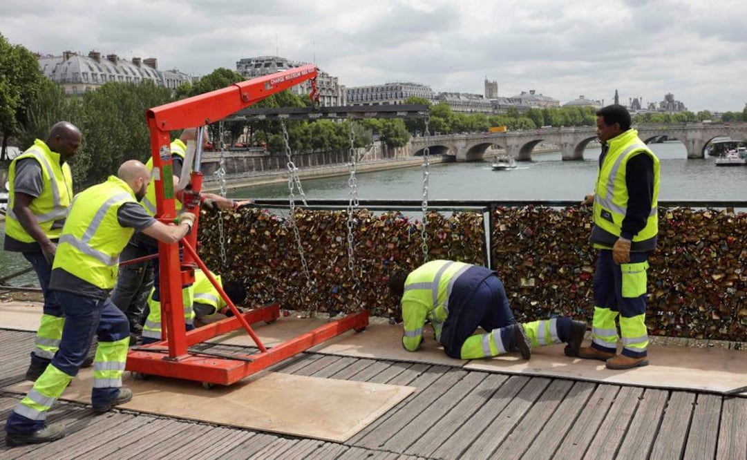 A partir de ahora los candados se retirarán de forma sistemática de todas las partes de la ciudad y el ayuntamiento de París se plantea la posibilidad de prohibir esta práctica. FOTO: Reuters