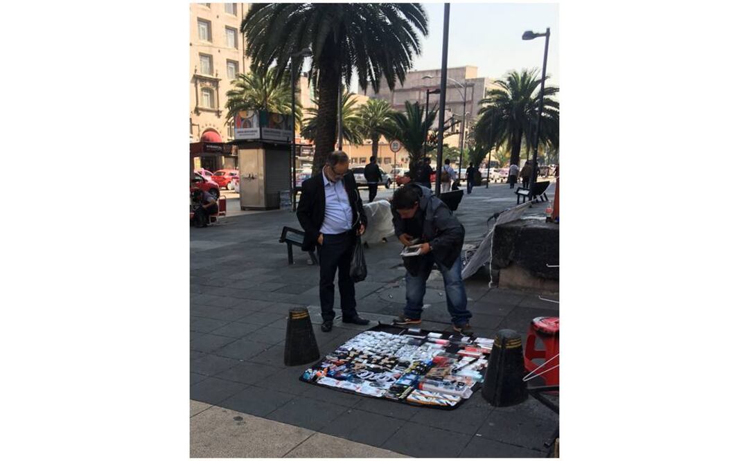 "Cachan" a Gustavo Madero comprando un cargador en puesto ambulante