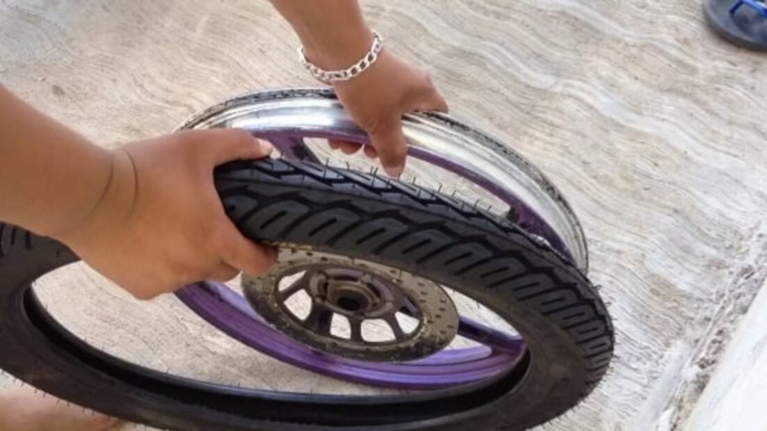 Cinco sencillos pasos para cambiar la llanta de una moto