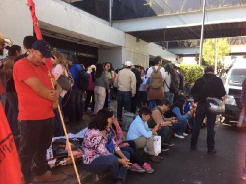 Policías impiden entrada de maestros en salidas a Cuernavaca, Puebla y Toluca