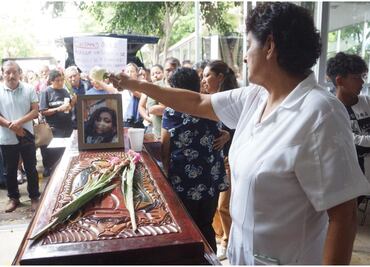 Entre aplausos, despiden a Judith Vianney, enfermera asesinada en Oaxaca; exigen justicia por su feminicidio