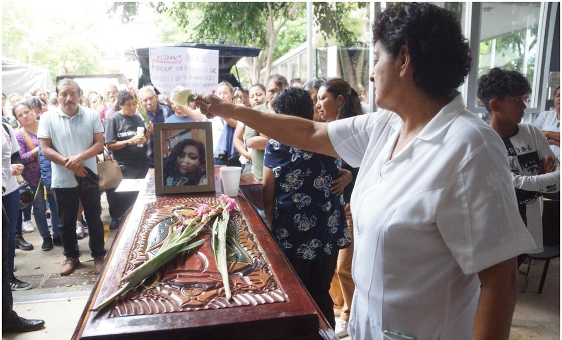 Familiares y amigos despiden a Vianey, joven enfermera desaparecida y asesinada en Oaxaca (5/11/2024). Foto: Edwin Hernández / EL UNIVERSAL