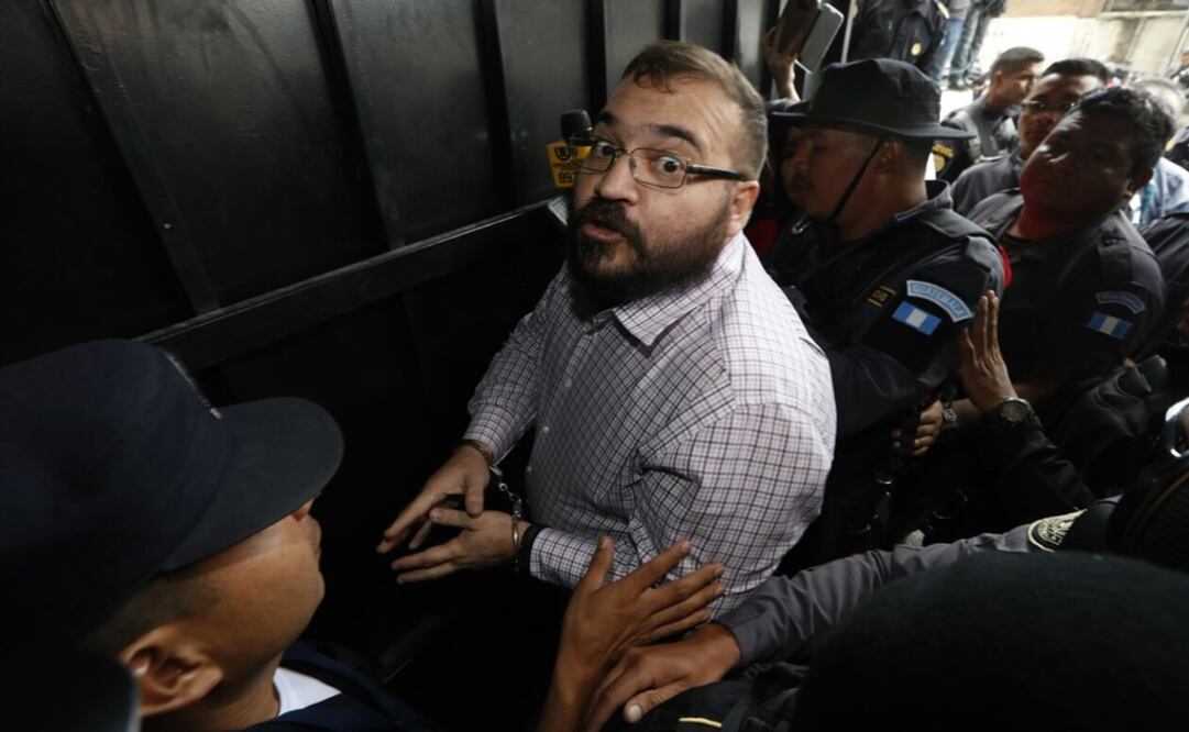 En medio de las fuertes medidas de seguridad, Javier Duarte llegó hoy a los Tribunales de Guatemala, las cámaras captaron los gestos, ademanes y el semblante del ex gobernador de Veracruz. Foto: Luis Cortés / EL UNIVERSAL 