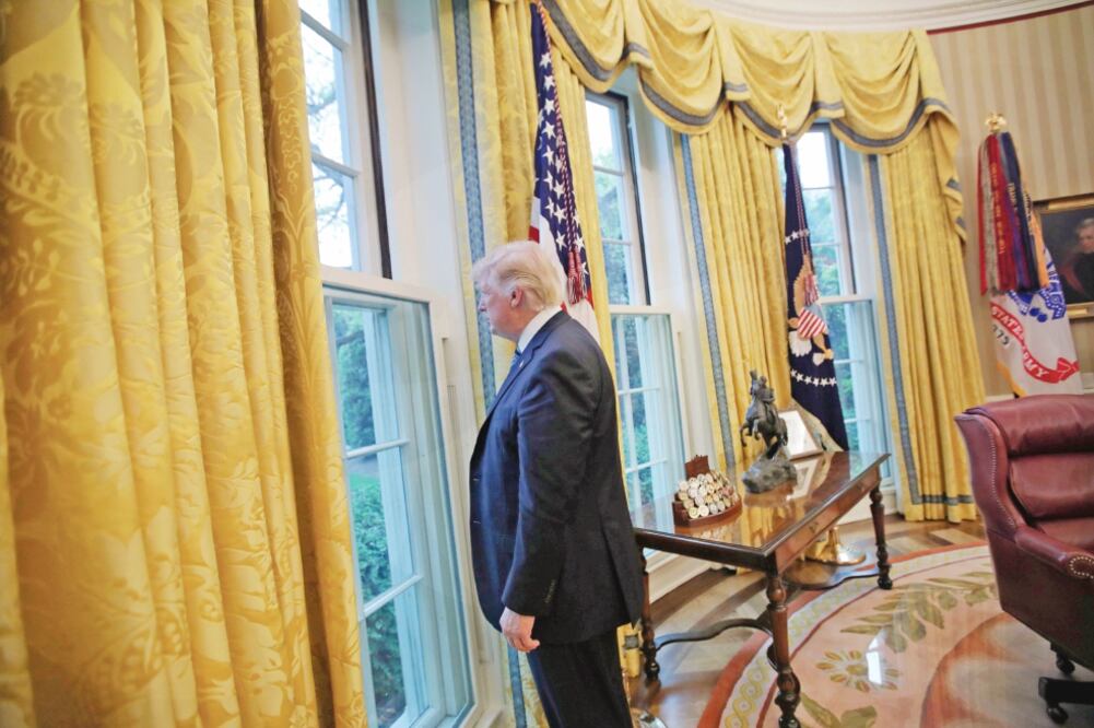 El presidente Donald Trump en la Oficina Oval el 27 de abril de 2017. Los detalles de lo que pasa en su administración son expuestos en un libro. (REUTERS)