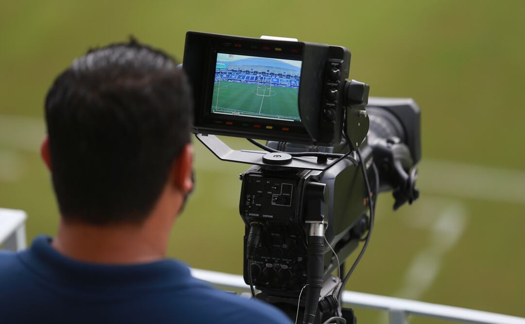 Camarógrafo en un estadio de futbol - FOTO: Imago7