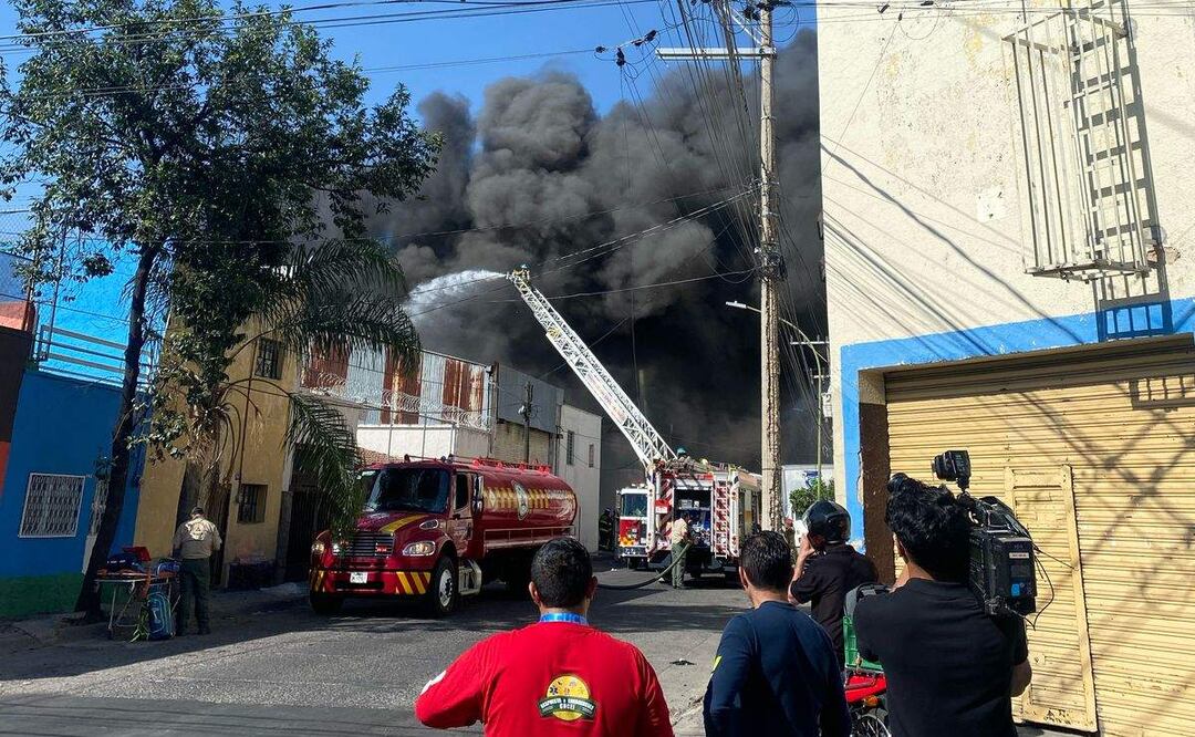 Unos 200 bomberos combaten un incendio en dos fábricas de Guadalajara, Jalisco (26/02/2025). Foto: X (@JaliscoVial)