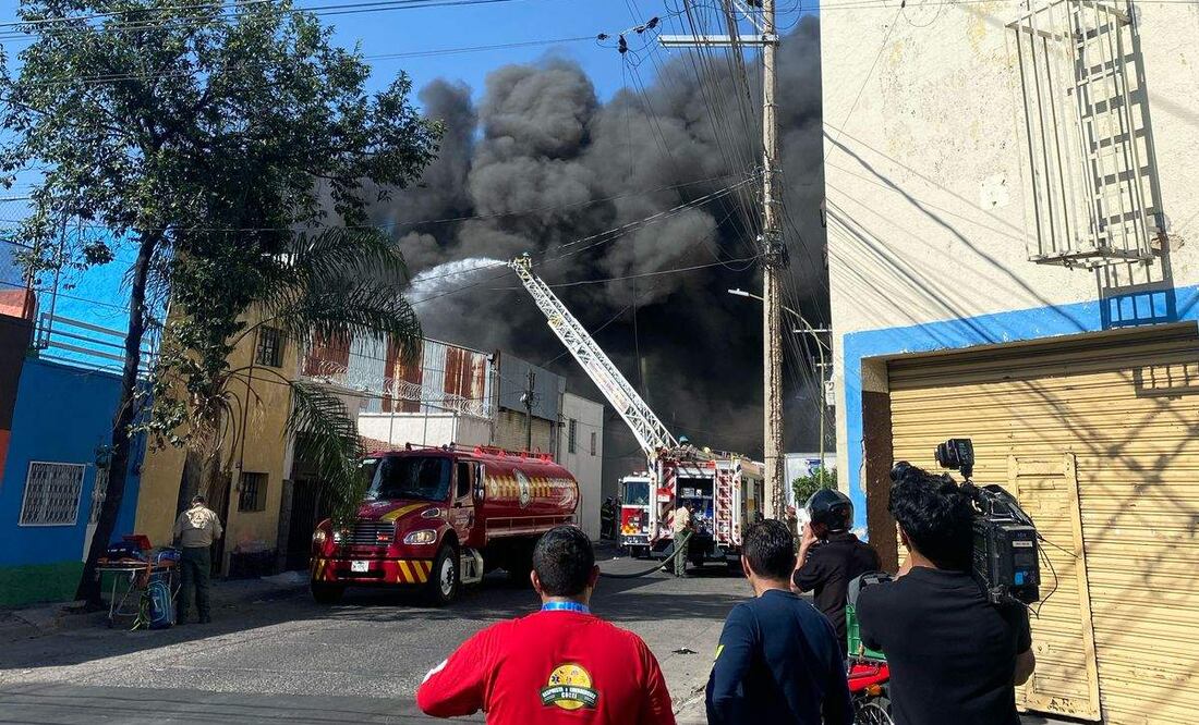 Unos 200 bomberos combaten un incendio en dos fábricas de Guadalajara, Jalisco (26/02/2025). Foto: X (@JaliscoVial)