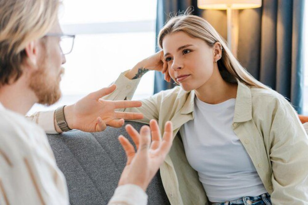 La escucha activa es una habilidad que se puede aprender y mejorar con la práctica. Fuente: Freepik.