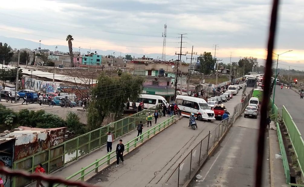 Transportistas bloquean accesos a Chimalhuacán; exigen liberar a compañeros detenidos.
Foto: Especial