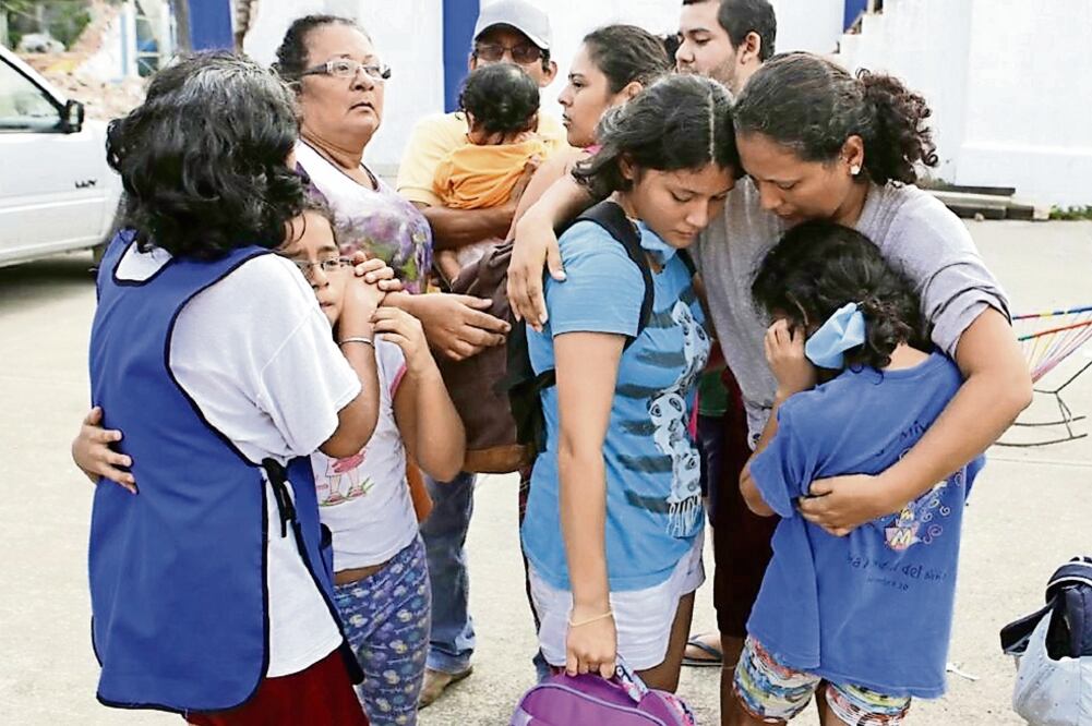 Cada movimiento de la tierra del sábado pasado hacía presa del miedo a los habitantes del Istmo, quienes abrazaban a sus seres queridos para reconfortarlos y no caerse durante la sacudida (FOTOS: ARTURO MARTÍNEZ. EL UNIVERSAL)