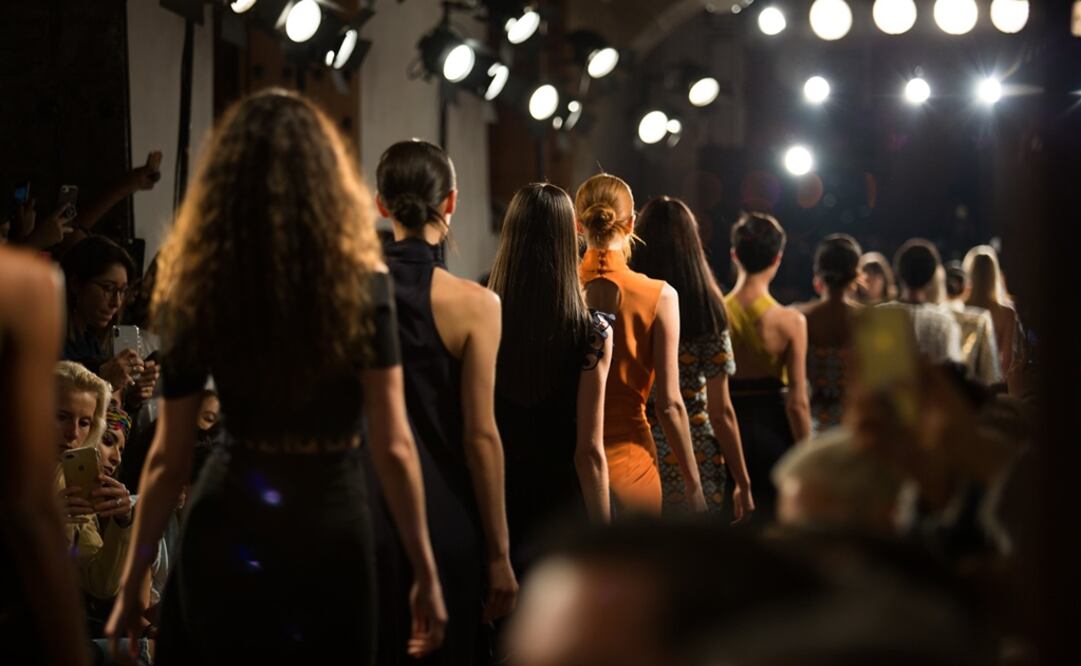 To the beat of the drums, models wore dresses with structured and fluid silhouettes - Photo: Taken from the Mercedes-Benz Fashion Week's official Facebook page