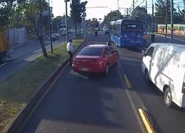 Hombre invade carril de Metrobús en la GAM y atropella a mujer policía al intentar huir; portaba 52 envoltorios con cocaína