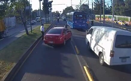 Hombre invade carril de Metrobús en la GAM y atropella a mujer policía al intentar huir; portaba 52 envoltorios con cocaína