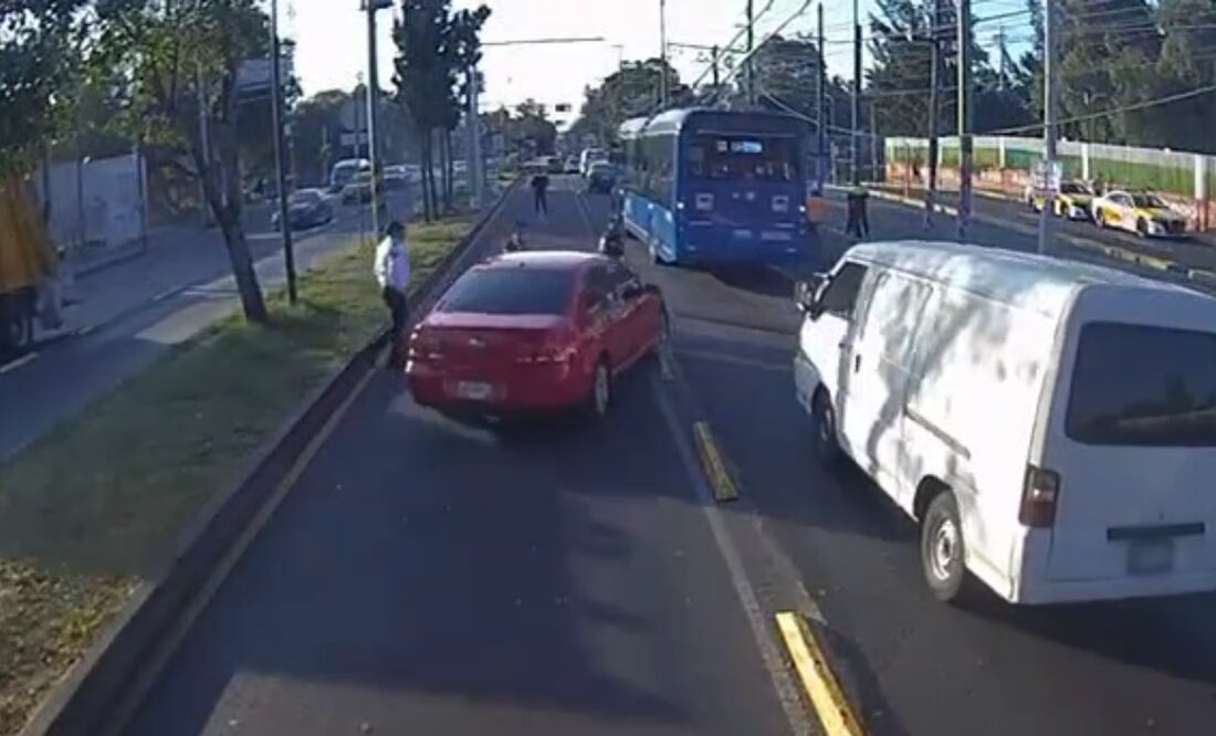 Elementos de tránsito detuvieron en la alcaldía GAM, a un sujeto quien atropelló a una mujer policía, al internar huir tras haber invadido el carril del metrobús (14/11/2024). Foto: captura de pantalla