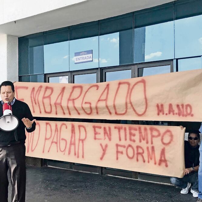 Inconformes colocaron mantas de embargo en las puertas de la presidencia. (REBECA JIMÉNEZ. EL UNIVERSAL)