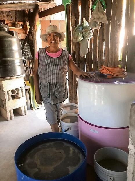 A la señora María de los Ángeles sus hijos le regalaron una lavadora, para celebrar que ya tienen electricidad. Foto: Dinorath Mota