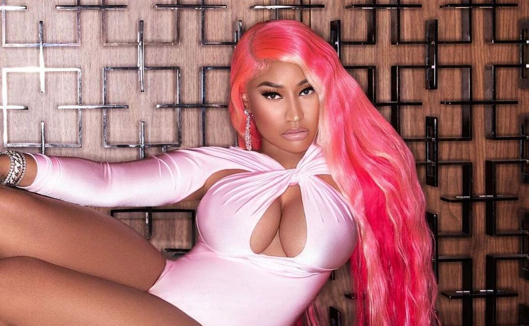 Algunos artículos como pezoneras y cintas adhesivas pueden ayudarnos a lucir mejor escotes y prendas transparentes / Foto: Instagram @nickiminaj