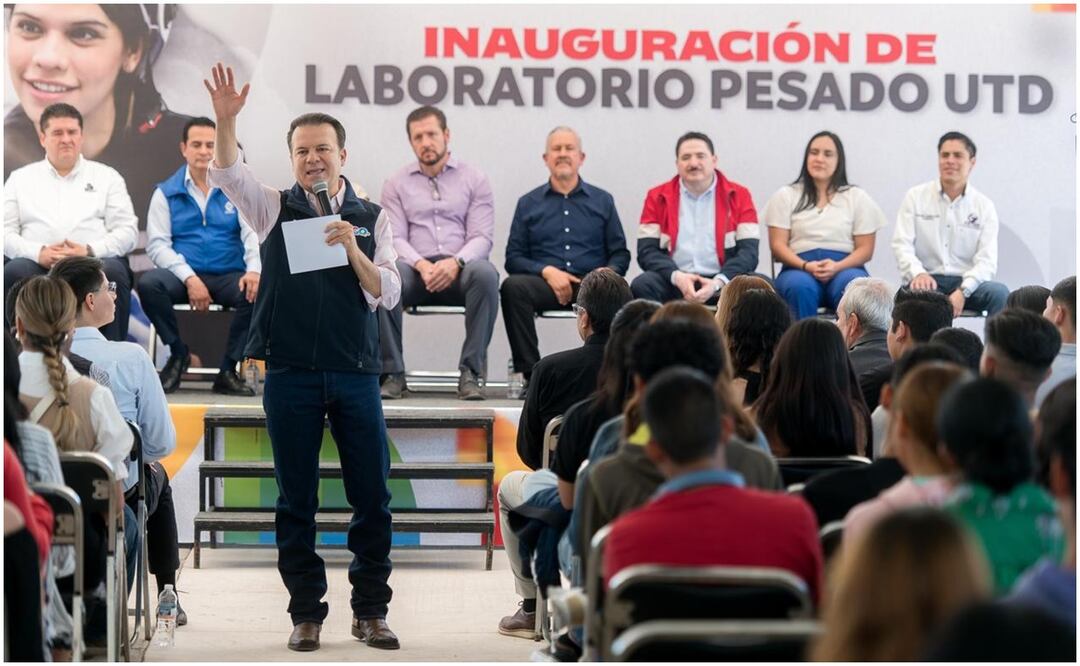 Gobernador de Durango durante entrega de las nuevas instalaciones de Laboratorio Pesado a estudiantes de la Universidad Tecnológica de Durango (UTD). Foto: Especial