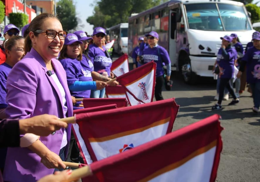 Dan banderazo de salida a 100 vehículos de transporte público con códigos QR de la Red Violeta. Foto: Especial