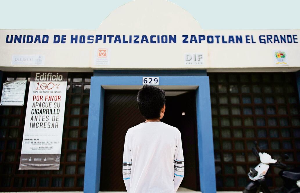 Óscar comenzó a beber y drogarse a los seis años de edad; han pasado cuatro años desde que se inició en las adicciones y ahora intenta recuperar su vida, en la que su pasión es el futbol (JORGE ALBERTO MENDOZA)