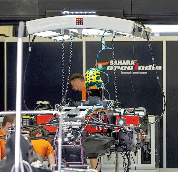 La máscara de ‘Fishman’ está sobre el auto del piloto mexicano Sergio Pérez, quien buscará subir al podio mañana (CORTESÍA AHR)