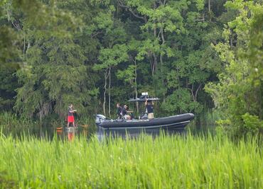 Sobrevive piloto de avión militar tras choque con avioneta