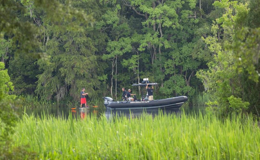  Policía de Charleston realiza labores de búsqueda por vía fluvial en el área donde un avión de la Fuerza aérea estadounidense F-16 chocó con una pequeña avioneta privada Cessna (Foto: EFE)