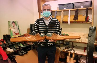 Lanzan zapatos XL para fomentar el distanciamiento social