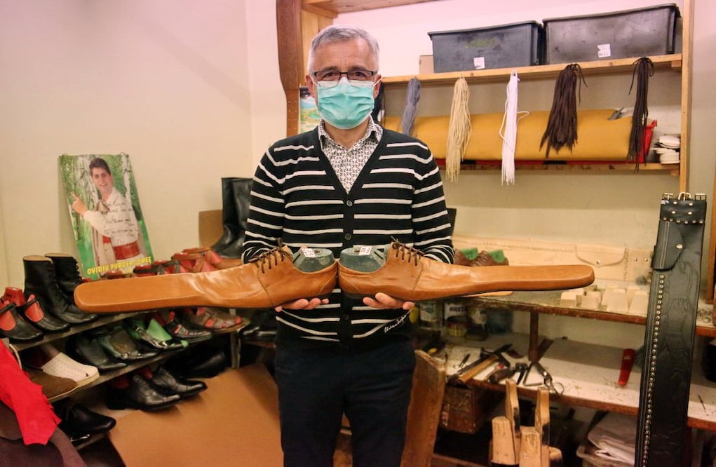 Grigore Lup posa con sus creaciones. Foto: Facebook Grigore Lup / Dan Bodea