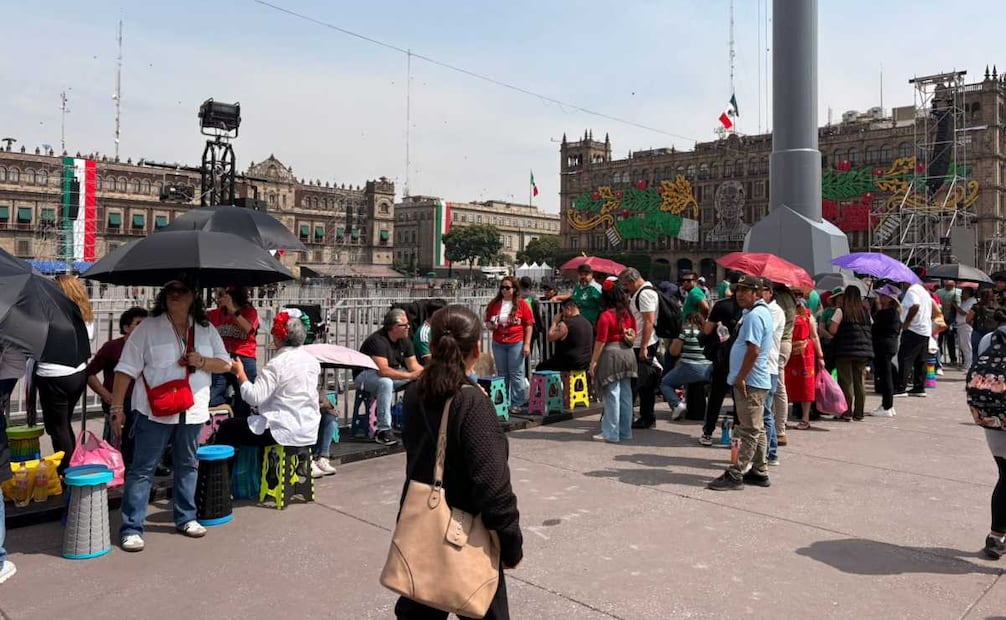 Asistentes al 216 aniversario de la Independencia de México, a la espera en el Zócalo de la Ciudad de México. Foto: Sharon Mercado / EL UNIVERSAL