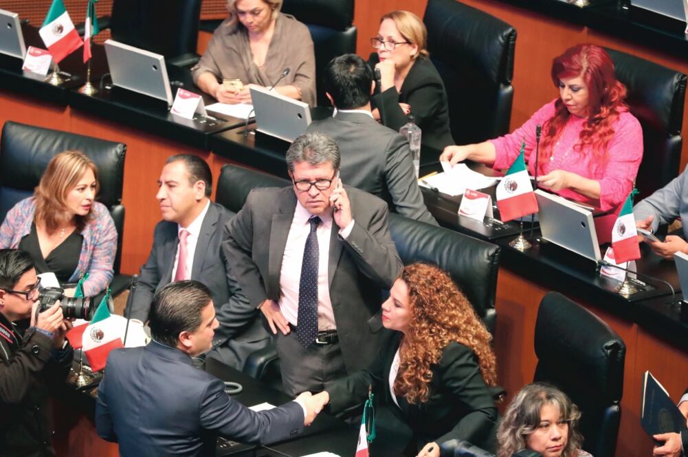 Morena en el Senado presentó la iniciativa que fue suscrita por el coordinador de los legisladores de ese partido Ricardo Monreal. Foto: LUCÍA GODÍNEZ. EL UNIVERSAL