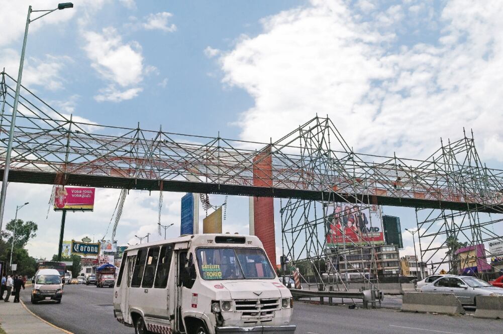 En lo que va del año tres personas han muerto al intentar cruzar los carriles del Circuito Exterior Mexiquense, a falta de los puentes. (ARCHIVO EL UNIVERSAL)