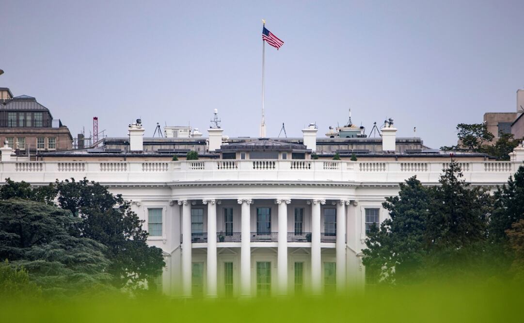 La bandera de EU ondea a plena asta en la Casa Blanca a un día y medio de que falleciera el senador (Foto: EFE)