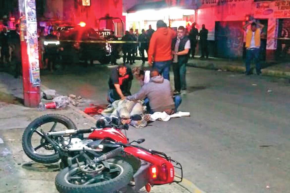 Los agresores llegaron en motocicletas al Salón Gaudí, dispararon contra los asistentes y huyeron; en la calle quedó tirado uno de los vehículos. Foto: ESPECIAL