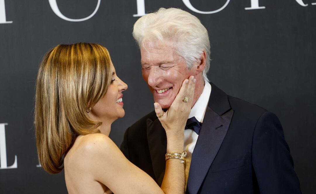 El actor estadounidense Richard Gere y su esposa, Alejandra Silva, a su llegada al photocall del evento "ELLE For Future", una cena de gala en su honor con motivo del premio ELLE ECO AWARD 2024 en Madrid. EFE/ Juanjo Martín.