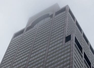 Helicóptero se estrella contra rascacielos en Manhattan, según bomberos