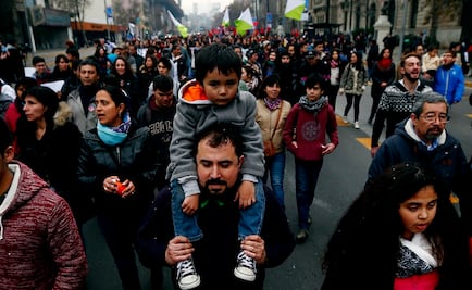 Familias marchan contra reforma educativa en Chile