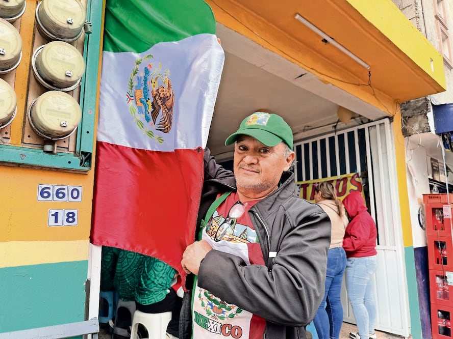 Nahum Campos posó con la Bandera de México, la cual colocó en su patio, a la entrada de su negocio. Foto: Arturo Ordaz / EL UNIVERSAL