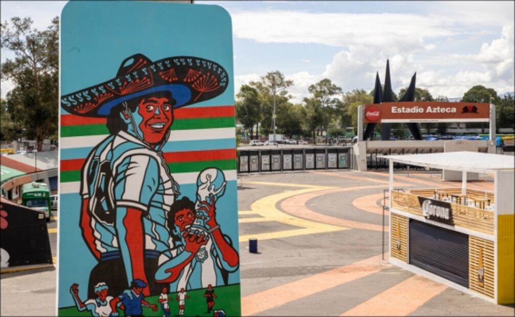 Con un mural en el Estadio Azteca, rinden homenaje a Maradona en México