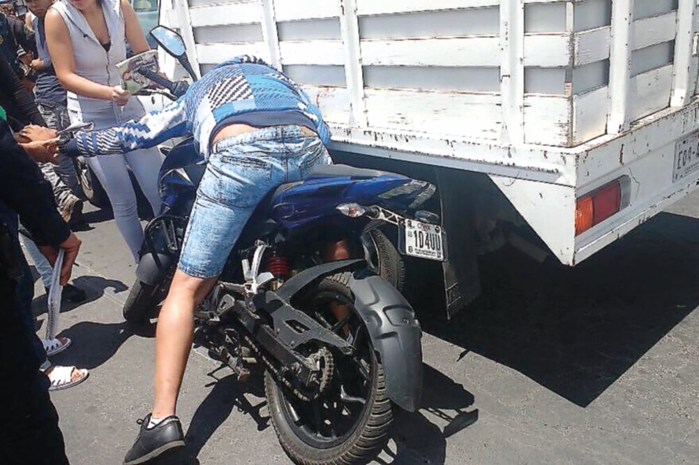 Uno de los presuntos asaltantes intentó avanzar con la motocicleta en la que viajaba con su cómplice, pero metros adelante se desvaneció. (ARCHIVO EL UNIVERSAL)